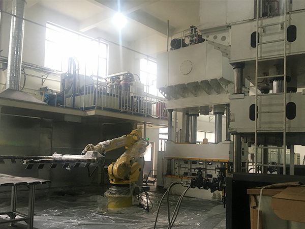 行李箱垫板发泡生产线